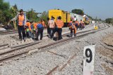 Pekerja memperbaiki rel guna menormalisasi jalur Kereta Api (KA) pascaanjloknya KA Wijaya Kusuma di kawasan Stasiun KA Barat, Magetan, Jawa Timur, Rabu (6/11/2019). KA Wijaya Kusuma relasi Gubeng Surabaya  Cilacap anjlok di lokasi tersebut Selasa (5/11) malam mengakibatkan perjalanan sejumlah KA terganggu dan mengalami keterlambatan karena jalur dalam perbaikan. Antara Jatim/Siswowidodo/zk