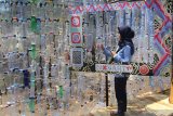 Pengunjung melihat seni instalasi dari botol plastik bekas yang dipajang dalam pameran seni rupa November Art 2019 bertajuk 