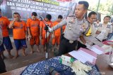 Kapolres Kediri AKBP Roni Faisal Saiful Faton (ke tiga kanan) memperlihatkan sejumlah tersangka pejudi pemilihan kepala desa (pilkades) di Polres Kediri, Jawa Timur, Rabu (6/11/2019). Kepolisian daerah setempat membentuk satgas anti botoh guna menangkal praktik perjudian yang biasanya marak saat penyelenggaraan pilkades serentak. Antara Jatim/Prasetia Fauzani/zk