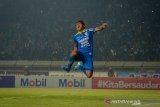 Pesepakbola Persib Bandung Febri Hariyadi melakukan seleberasi usai mencetak gol ke gawang PSIS saat menjalani laga lanjutan pekan ke 27 Shopee Liga 1 di Stadion Si Jalak Harupat, Kabupaten Bandung, Jawa Barat, Rabu (6/11/2019). Pertandingan tersebut dimenangkan oleh Persib dengan skor 2-1. ANTARA FOTO/Raisan Al Farisi/agr