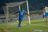 Pesepakbola Persib Bandung Ezechiel Ndouasel melakukan seleberasi usai mencetak gol ke gawang PSIS saat menjalani laga lanjutan pekan ke 27 Shopee Liga 1 di Stadion Si Jalak Harupat, Kabupaten Bandung, Jawa Barat, Rabu (6/11/2019). Pada babak pertama, Persib Bandung berhasil Unggul 1-0. ANTARA FOTO/Raisan Al Farisi/agr