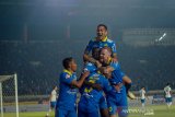 Pesepakbola Persib Bandung melakukan seleberasi usai mencetak gol ke gawang PSIS saat menjalani laga lanjutan pekan ke 27 Shopee Liga 1 di Stadion Si Jalak Harupat, Kabupaten Bandung, Jawa Barat, Rabu (6/11/2019). Pada babak pertama, Persib Bandung berhasil Unggul 1-0. ANTARA FOTO/Raisan Al Farisi/agr