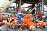 Petugas memeriksa komponen pipa pengeboran sumur di RIG PDSI D1000-E di Bongas, Majalengka, Jawa Barat, Selasa (5/11/2019). Sumur RDG-PJ yang dioperasikan Pertamina EP Asset 3 Field Jatibarang tersebut ditargetkan mampu menghasilkan minyak sebanyak 300 Barrel Oil Per Day (BOPD). ANTARA JABAR/Dedhez Anggara/agr