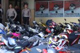 Kapolres Banyuwangi AKBP Taufik HZ (kiri) mengecek barang bukti sepeda motor hasil operasi zebra 2019 yang diamankan di Mapolres Banyuwangi, Jawa Timur, Rabu (6/11/2019). Pada operasi Zebra 2019 itu, Polres Banyuwangi telah menindak 3.092 pelanggar berlalulintas atau meningkat 27 persen hasil operasi tahun sebelumnya. Antara Jatim/Budi Candra Setya/zk