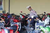  Polisi mengecek barang bukti sepeda motor hasil operasi zebra 2019 yang diamankan di Mapolres Banyuwangi, Jawa Timur, Rabu (6/11/2019). Pada operasi Zebra 2019 itu, Polres Banyuwangi telah menindak 3.092 pelanggar berlalulintas atau meningkat 27 persen hasil operasi tahun sebelumnya. Antara Jatim/Budi Candra Setya/zk