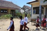 Siswa SDN 1 Sopet berjalan di depan ruang kelas yang rusak di Desa Sopet, Jangkar, Situbondo, Jawa Timur, Rabu (6/11/2019). Sejumlah siswa terpaksa belajar berdesakan dalam satu ruang kelas yang di isi siswa dua kelas karena atap bangunan kelas, yaitu kelas 4, 5 dan 6 rusak sejak tahun 2017. Antara Jatim/Seno/zk