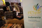 Pengunjung melihat produk batik di salah satu stan pameran saat Sharia Fair 2019 di Surabaya, Jawa Timur, Rabu (6/11/2019). Sharia Fair merupakan rangkaian dari Festival Ekonomi Syariah (Fesyar) 2019 yang diselenggarakan Bank Indonesia untuk memberdayakan perekonomian masyarakat khususnya pelaku usaha syariah. Antara Jatim/Moch Asim/zk.