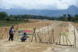 Warga menempatkan spanduk peringatan pada pagar kayu saat pemblokiran pembangunan jalan tol tran sumatera di desa Lampanah Baru, Kecamatan Indra Puri, Kabupaten Aceh Besar, Aceh, Rabu (6/11/2019). Warga dari lima desa di kecamatan Lampanah Baru itu terpaksa memblokir pembangunan jalan tol sebagai bentuk protes mereka menuntut penyelesaian ganti rugi atas tanah wakaf seluas 7000 meter pesegi yang terkena proyek pembangunan jalan tol. Antara Aceh/Ampelsa.