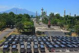 Ratusan mobil operasional kepala desa diparkir di halaman kantor Bupati Tasikmalaya, Bojong Koneng, Kabupaten Tasikmalaya,  Jawa Barat, Kamis (7/11/2019). Asosiasi Perangkat Desa (Apdesi) se-Kabupaten Tasikmalaya mengembalikan mobil operasionalnya sebagai aksi kekecewaannya terhadap Pemerintah daerah lantaran tidak adanya bantuan hukum dan lambannya proses pencairan Alokasi Dana Desa (ADD) serta Dana Desa (DD) yang berdampak pada keterlambatan pembangunan di Desa sehingga menjadi sasaran masyarakat. ANTARA JABAR/Adeng Bustomi/agr