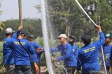Sejumlah petani memasang jaring perangkap serangga ampal (lepidiota stigma) di lahan tebu Desa Tiru Lor, Kediri, Jawa Timur, Kamis (7/11/2019). Dinas Pertanian dan Perkebunan memberikan bantuan sejumlah jaring kepada kelompok tani yang tersebar se-Kediri guna mengendalikan populasi larva ampal perusak akar tanaman tebu. Antara Jatim/Prasetia Fauzani/zk.