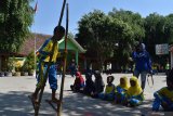 Murid SD bermain egrang saat mengikuti Festival Permainan Tradisional Anak-2019 di SDN Ringinagung, Magetan, Jawa Timur, Kamis (7/11/2019). Festival Permainan Tradisional Anak bertema Sehari Belajar di Luar Kelas meliputi lompat tali, gobak sodor, egrang, dakon, bekelan, bentengan dan engklek tersebut dimaksudkan untuk memperkenalkan dan mengakrabkan kembali permainan tradisional yang mulai banyak dilupakan kepada anak. Antara Jatim/Siswowidodo/zk.