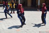 Murid SD bermain gobak sodor saat mengikuti Festival Permainan Tradisional Anak-2019 di SDN Ringinagung, Magetan, Jawa Timur, Kamis (7/11/2019). Festival Permainan Tradisional Anak bertema Sehari Belajar di Luar Kelas meliputi lompat tali, gobak sodor, egrang, dakon, bekelan, bentengan dan engklek tersebut dimaksudkan untuk memperkenalkan dan mengakrabkan kembali permainan tradisional yang mulai banyak dilupakan kepada anak. Antara Jatim/Siswowidodo/zk.