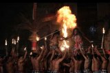 Seniman dari Sanggar Cak Rina Gianyar menampilkan Tari Kecak berjudul Salah Paham dalam pagelaran tari kontemporer Festival Seni Bali Jani 2019 di Taman Budaya Bali, Denpasar, Bali, Kamis (7/11/2019). Tari Kecak yang memadukan tarian tradisional dengan modern tersebut diikuti 60 seniman dalam upaya pengembangan kesenian sekaligus melestarikan Tarian Kecak. ANTARA FOTO/Nyoman Hendra Wibowo/nym