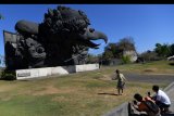 Sejumlah wisatawan berfoto dengan latar Patung Garuda Dewa Wisnu di Taman Budaya Garuda Wisnu Kencana, Badung, Bali, Kamis (7/11/2019). Sejak diresmikan pada tahun 2018, kawasan tersebut mulai menjadi pilihan wisawatan baik domestik atau mancanegara yang berlibur ke Bali. ANTARA FOTO/Zabur Karuru/nym