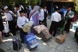 Santri bersiap pulang saat  libur Maulid di Pondok Pesantren  Tahfidz Al Quran Al Amin, Sumenep, Jawa Timur, Kamis (7/11/2019). Dalam kalender pendidikan pesantren yang dikenal hingga negara negata tetangga itu,  menetapkan dua kali liburan yaitu libur Maulid dan Ramadhan. Antara Jatim/Saiful Bahri/zk.