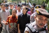 Menteri Pendidikan dan Kebudayaan Nadiem Makarim (kedua kanan) mendengarkan penjelasan Sekretariat Daerah Pemkot Pasuruan, Jawa Timur Bahrul (kedua kiri) saat mengunjungi Sekolah Dasar (SD) Negeri Gentong yang ambruk di Pasuruan, Jawa Timur Kamis (5/11/2019). Selain mengunjungi Sekolah, mendikbud juga mengunjungi keluarga korban dan berjanji akan melakukan investigasi penyebab peristiwa tersebut agar tidak terjadi lagi peristiwa serupa. Antara Jatim/Umarul Faruq/zk.