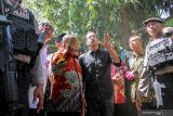 Menteri Pendidikan dan Kebudayaan Nadiem Makarim (tengah) mendengarkan penjelasan Sekretariat Daerah Pemkot Pasuruan, Jawa Timur Bahrul (kedua kiri) saat mengunjungi Sekolah Dasar (SD) Negeri Gentong yang ambruk di Pasuruan, Jawa Timur Kamis (5/11/2019). Selain mengunjungi Sekolah, mendikbud juga mengunjungi keluarga korban dan berjanji akan melakukan investigasi penyebab peristiwa tersebut agar tidak terjadi lagi peristiwa serupa. Antara Jatim/Umarul Faruq/zk.