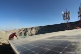 Panel tenaga surya berada di kawah Gunung Ijen, Banyuwangi, Jawa Timur, Kamis (7/11/2019). Pemanfaatan Pembangkit Listrik Tenaga Surya (PLTS) di puncak kawah Ijen untuk jaringan seluler Base Transceiver Station (BTS)Â itu, selain menjadi fasilitas wisatawan juga diharapkan dapat mempermudah komunikasi dengan petugas medis bila terjadi wisatawan yang mengalami gangguan kesehatan. Antara Jatim/Budi Candra Setya/zk.