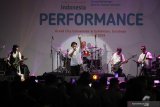 Grup band Padi Reborn menghibur penggemarnya dengan lagu Begitu Indah saat konser untuk menyemarakkan Festival Syariah Ekonomi (Fesyar) Indonesia 2019 di Surabaya, Jawa Timur, Kamis (7/11/2019). Fesyar 2019 yang berlangsung hingga 9 November 2019 tersebut mengusung tema 