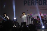 Grup band Padi Reborn menghibur penggemarnya dengan lagu Begitu Indah saat konser untuk menyemarakkan Festival Syariah Ekonomi (Fesyar) Indonesia 2019 di Surabaya, Jawa Timur, Kamis (7/11/2019). Fesyar 2019 yang berlangsung hingga 9 November 2019 tersebut mengusung tema 