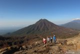 Wisatawan melakukan pendakian di Gunung Ijen, Banyuwangi, Jawa Timur, Kamis (7/11/2019). Pendakian Gunung Ijen yang sebelumnya ditutup selama 18 hari akibat kebakaran hutan, mulai tanggal (7/11) telah resmi dibuka. Antara Jatim/Budi Candra Setya/zk.