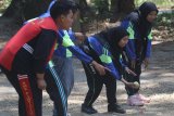 Sejumlah pelajar SMK Pawyatan Daha 2 memaikan permainan tradisional Boy-boyan di Taman Hutan Joyoboyo, Kota Kediri, Jawa Timur, Kamis (7/11/2019). Kegiatan sehari belajar di luar kelas dengan memainkan sejumlah permainan tradisional tersebut untuk memperingati Hari Anak Universal. Antara Jatim/Prasetia Fauzani/zk.
