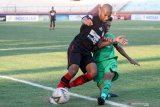 Pesepak bola Persipura Ian Louis Kabes (kiri) mendapat hadangan pesepak bola Bhayangkara FC Arif Setiawan (kanan) pada lanjutan Liga 1 2019 di Stadion Gelora Delta Sidoarjo, Jawa Timur, Kamis (7/11/2019). Persipura kalah melawan Bhayangkara FC dengan skor akhir 1-3. Antara Jatim/Umarul Faruq/zk.