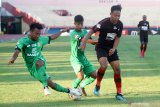 Pesepak bola Persipura Muhamad Tahir (kanan) mendapat hadangan pesepak bola Bhayangkara FC Arif Setiawan (tengah) Muhamad Hargianto (kiri) pada lanjutan Liga 1 2019 di Stadion Gelora Delta Sidoarjo, Jawa Timur, Kamis (7/11/2019). Persipura kalah melawan Bhayangkara FC dengan skor akhir 1-3. Antara Jatim/Umarul Faruq/zk.