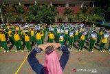 Murid SD Kartika X-1 melakukan simulasi pengamanan gempa saat program sehari belajar diluar kelas di Bandung, Jawa Barat, Kamis (7/11/2019). Sehari belajar diluar kelas yang serentak diadakan di seluruh Indonesia tersebut  digelar dalam rangka memperingati Hari Anak Internasional. ANTARA JABAR/Raisan Al Farisi/agr