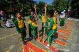 Murid SD Kartika X-1 bermain egrang saat program sehari belajar diluar kelas di Bandung, Jawa Barat, Kamis (7/11/2019). Sehari belajar diluar kelas yang serentak diadakan di seluruh Indonesia tersebut  digelar dalam rangka memperingati Hari Anak Internasional. ANTARA JABAR/Raisan Al Farisi/agr