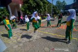 Murid SD Kartika X-1 bermain lompat karet saat program sehari belajar diluar kelas di Bandung, Jawa Barat, Kamis (7/11/2019). Sehari belajar diluar kelas yang serentak diadakan di seluruh Indonesia tersebut  digelar dalam rangka memperingati Hari Anak Internasional. ANTARA JABAR/Raisan Al Farisi/agr