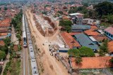 Foto udara SMPN 1 Ngamprah yang terdampak proyek kereta cepat Jakarta-Bandung di Padalarang, Kabupaten Bandung Barat, Jawa Barat, Kamis (7/11/2019). Sebanyak lima kelas SMPN 1 Ngamprah atau bangunan seluas 515 meter persegi akan tergusur demi kelancaran proyek kereta cepat Jakarta - Bandung. ANTARA JABAR/Raisan Al Farisi/agr