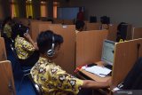 Siswa mengikuti simulasi Ujian Nasional Berbasis Komputer (UNBK) di SMA Negeri 3 Taruna Angkasa Jawa Timur di Madiun, Jawa Timur, Kamis (7/11/2019). Simulasi UNBK yang diikuti 296 siswa tersebut dimaksudkan untuk memperkenalkan system ujian berbasis komputer kepada siswa sebelum mengikuti UNBK. Antara Jatim/Siswowidodo/zk.