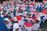 Pelajar Madrasah Ibtidaiyah Negeri (MIN) 5 Banda Aceh mengibarkan-ngibarkan bendera merah putih pada pencanangan sekolah ramah anak di Banda Aceh, Aceh, Kamis (7/11/2019). Sekolah ramah anak merupakan satuan pendidikan formal, nonformal dan informal yang aman, bersih, sehat, peduli dan berbudaya lingkungan hidup serta menghargai hak hak anak maupun perlindungan dari  diskriminasi hingga kekerasan di lingkup sekolah. Antara Aceh/Irwansyah Putra.