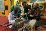 Teten ingin pelaku UKM songket jangan tergantung bahan baku impor