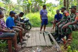 Babinsa Yapen Tmur ajak warga dukung listrik masuk kampung