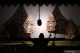 Dalang Ki M Akbar Syahalam dari Nganjuk memainkan wayang kulit berjudul 'Jago Pinilih' saat Festival Dalang di Taman Budaya Jawa Timur, Surabaya, Jawa Timur, Kamis (7/11/2019) malam. Sejumlah kegiatan seperti pameran produk wayang, pameran lukisan wayang serta pagelaran wayang kulit dari berbagai daerah di gelar dalam festival yang berlangsung sampai 9 Nopember 2019. Antara Jatim/Didik S/ZK