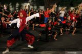 Penari dan sejumlah orang memainkan wayang  saat menggelar flashmob Remo pada Festival Dalang di Taman Budaya Jawa Timur, Surabaya, Jawa Timur, Kamis (7/11/2019) malam. Sejumlah kegiatan seperti pameran produk wayang, pameran lukisan wayang serta pagelaran wayang kulit dari berbagai daerah di gelar dalam festival yang berlangsung sampai 9 Nopember 2019. Antara Jatim/Didik S/ZK
