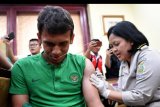 Petugas menyuntikkan vaksin polio kepada pemain Timnas U23 Egy Maulana Vikri di Jakarta, Jumat (8/11/2019). Jelang keberangkatan ke SEA Games 2019 FIlipina pada akhir November, Timnas U23 beserta ofisial mendapatkan vaksin polio sebagai antisipasi virus polio yang mewabah di sejumlah daerah di Filipina. ANTARA FOTO/Sigid Kurniawan/nym.