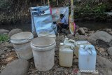 Warga mengambil  di mata air aliran Sungai Cipalih, Dusun Warung Kulon , Imbanegara Raya, Kabupaten Ciamis, Jawa Barat, Jumat (8/11/2019). Akibat musim kemarau panjang dan sejumlah mata air milik warga dikampung tersebut mengering terpaksa warga mendirikan jamban darurat tidak layak pakai untuk kepentingan Mandi, Cuci, dan Kakus (MCK). ANTARA JABAR/Adeng Bustomi/agr
