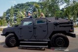 Menteri Perencanaan Pembangunan Nasional (PPN)/Kepala Bappenas, Suharso Monoarfa (kiri) bersama Dirut PT Pindad Abraham Mose (kanan) menaiki kendaraan khusus tipe Komodo saat melakukan kunjungan kerja ke PT Pindad (Persero) di Bandung, Jawa Barat, Jumat (8/11/2019). Kunjungan tersebut dilakukan dalam rangka melihat kemampuan, perkembangan dan fasilitas produksi PT Pindad. ANTARA JABAR/Raisan Al Farisi/agr