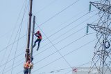 Pekerja menyelesaikan pembangunan konstruksi sutet di Arcamanik, Bandung, Jawa Barat, Jumat (8/11/2019). Kementerian PUPR menargetkan sertifikasi 212.000 tenaga kerja konstruksi hingga akhir tahun sebagai upaya pemerintah dalam memenuhi kebutuhan pekerja yang memiliki kompetensi guna menunjang pengerjaan proyek infrastrukstur saat ini dan masa mendatang. ANTARA JABAR/Raisan Al Farisi/agr