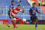 Pesepak bola Madura United, Slamet Nurcahyo (tengah) berusaha menghalau bola dari hadangan pesepak bola Arema FC, Hamka Hamzah (kiri) dan Hendro Siswanto (kanan)  dalam pertandingan Liga I di Stadion Kanjuruhan, Malang, Jawa Timur, Jumat (8/11/2019). Arema menaklukkan Madura United dengan skor akhir 2-0. Antara Jatim/Ari Bowo Sucipto/zk.