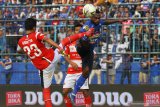 Pesepak bola Arema FC, Riki Kayame (kanan) berebut bola di udara dengan pesepak bola Madura United, Kadek Raditya Maheswara (kiri) dalam pertandingan Liga I di Stadion Kanjuruhan, Malang, Jawa Timur, Jumat (8/11/2019).Arema menaklukkan Madura United dengan skor akhir 2-0. Antara Jatim/Ari Bowo Sucipto/zk.