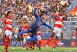 Pesepak bola Arema FC,  Sunarto (tengah)  berebut bola dengan pesepak bola Madura United, Alfath Faathier (kanan) dalam pertandingan Liga I di Stadion Kanjuruhan, Malang, Jawa Timur, Jumat (8/11/2019).Arema menaklukkan Madura United dengan skor akhir 2-0. Antara Jatim/Ari Bowo Sucipto/zk.