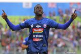 Pesepak bola Arema FC, Makan Konate melakukan selebrasi usai mencetak gol di gawang Madura United dalam pertandingan Liga I di Stadion Kanjuruhan, Malang, Jawa Timur, Jumat (8/11/2019).Arema menaklukkan Madura United dengan skor akhir 2-0. Antara Jatim/Ari Bowo Sucipto/zk.