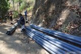 Warga bergotong-royong membangun saluran air bersih menggunakan pipa di Dusun Berkong, Desa Kayumas, Arjasa, Situbondo, Jawa Timur, Kamis (7/11/2019). Bantuan Penyediaan Air Minum dan Sanitasi Berbasis Masyarakat (Pamsimas) dari Kementerian PUPR itu, sangat bermanfaat karena menyediakan air bersih bagi warga di pedesaan yang tiap musim kemarau kesulitan air bersih. Antara Jatim/Seno/zk.