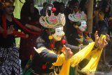 Seniman memperagakan tari topeng dalam Festival Panawijen di Malang, Jawa Timur, Sabtu (9/11/2019). Festival  yang menampilkan berbagai kegiatan lomba tari dan lomba lukis topeng seperti tersebut diadakan untuk mengenalkan budaya Topeng Panji kepada pengunjung. Antara Jatim/Ari Bowo Sucipto/zk.