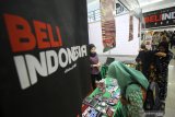 Pengunjung melihat produk-produk UMKM yang dijual pada pameran Festival Beli Indonesia di Surabaya, Jawa Timur, Sabtu (9/11/2019). Kegiatan yang berlangsung hingga 10 November 2019 tersebut guna menumbuhkan rasa bangga dan pembelaan untuk membeli produk-produk buatan Indonesia. Antara Jatim/Moch Asim/zk.