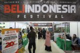 Pengunjung melihat produk-produk UMKM yang dijual pada pameran Festival Beli Indonesia di Surabaya, Jawa Timur, Sabtu (9/11/2019). Kegiatan yang berlangsung hingga 10 November 2019 tersebut guna menumbuhkan rasa bangga dan pembelaan untuk membeli produk-produk buatan Indonesia. Antara Jatim/Moch Asim/zk.